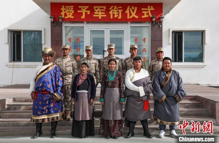 圖為列兵代表與親人合影留念?！詵| 攝