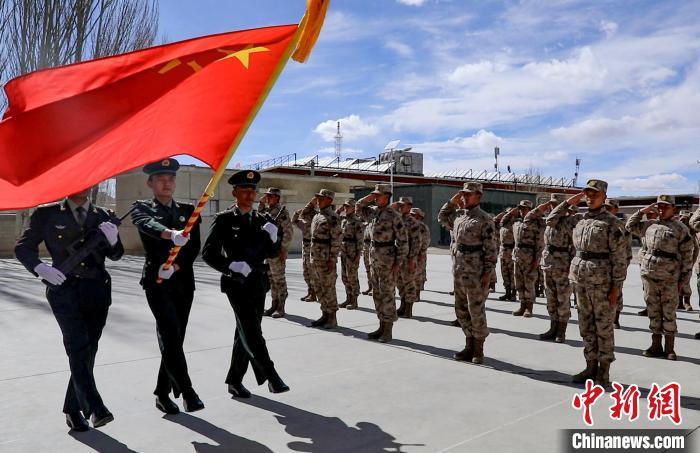 圖為授銜現(xiàn)場迎軍旗。　劉曉東 攝