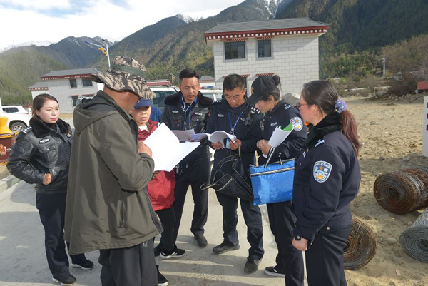 圖為：林芝巴宜區(qū)公安局黨委班子古都、唐瓊?cè)A同志前往易地扶貧搬遷點(diǎn)開(kāi)展相關(guān)工作.jpg