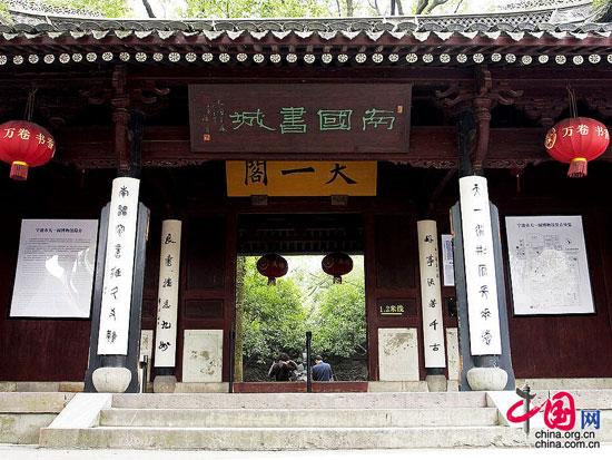 天一閣是中國現(xiàn)存最早的私家藏書樓，據(jù)記載也是麻將的創(chuàng)始人清朝時的“甬上聞人”陳魚門，甬是寧波的簡稱，所以這位陳氏先祖是寧波人。陳氏支祠就是陳家的祠堂，所以才將麻將起源陳列館建在這里。