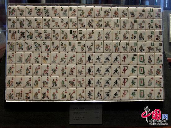 水滸葉子后期牌的張數(shù)與馬吊牌張數(shù)一致，梁山108條好漢剛好與筒條萬三門牌的張數(shù)一樣多。這是中國唯一一副手工制作的108條好漢麻將！李中華攝影