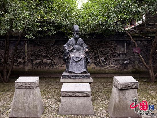 陳魚門“廣交游，琴酒無虛日”，極喜玩耍，精熟紙牌。他因深感紙牌有諸多不便，于同治三年(1846)改為竹骨，繼承碰和牌中的萬、索、筒，共108張，易紅花為綠發(fā)，白花為白板，老千為紅中，名“三箭”，各4張，各4張，共12張，增“東、南、西、北”四風(fēng)，各4張，共16張。由此形成了當(dāng)時流行的136張一副的麻將。李中華攝影