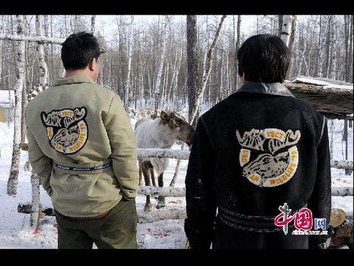 鄂溫克人喜歡鹿，就連衣服背后的圖案都是可愛(ài)的馴鹿。天高攝影