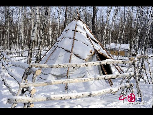 曾經(jīng)鄂溫克人居住的“撮羅子”，在冬天被當(dāng)做了倉(cāng)房。天高攝影