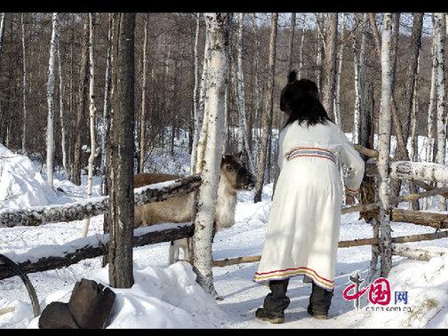 每次出入都要用木頭把門(mén)插上，防止馴鹿進(jìn)到院子里。天高攝影