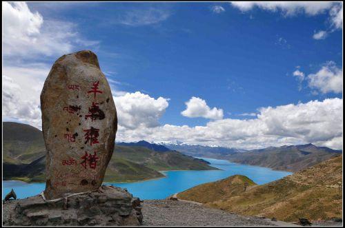 從羊卓雍措就可以看到寧金抗沙峰。（圖片來源于網(wǎng)絡）