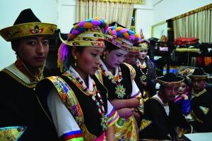 旦追次仁（左一）和他民間藝術(shù)團(tuán)的同事們。