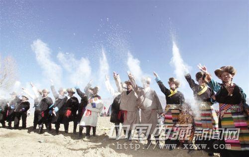 達(dá)孜縣德慶鎮(zhèn)桑珠林村開(kāi)耕儀式現(xiàn)場(chǎng)。記者 旦增攝