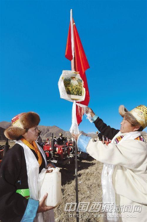 開(kāi)耕儀式上，桑珠林村村民向領(lǐng)袖像敬獻(xiàn)潔白的哈達(dá)，祝福祖國(guó)繁榮昌盛。記者 旦增 攝