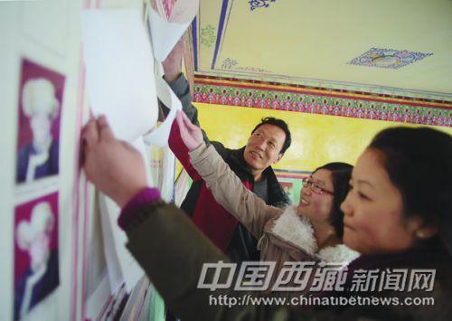 合力謀發(fā)展 在黨的群眾路線教育實踐活動中，山南地區(qū)扎囊縣桑耶鎮(zhèn)桑耶社區(qū)黨員干部在積極為群眾做好事、辦實事、解難事的同時，還充分征求當?shù)貜V大群眾的意見，建立起一套為社區(qū)群眾服務(wù)的有效體系，真正做到發(fā)展為了人民，發(fā)展成果與人民共享。 圖為近日桑耶鎮(zhèn)桑耶社區(qū)的黨員干部在查閱群眾意見書。 本報記者 高加庫 攝