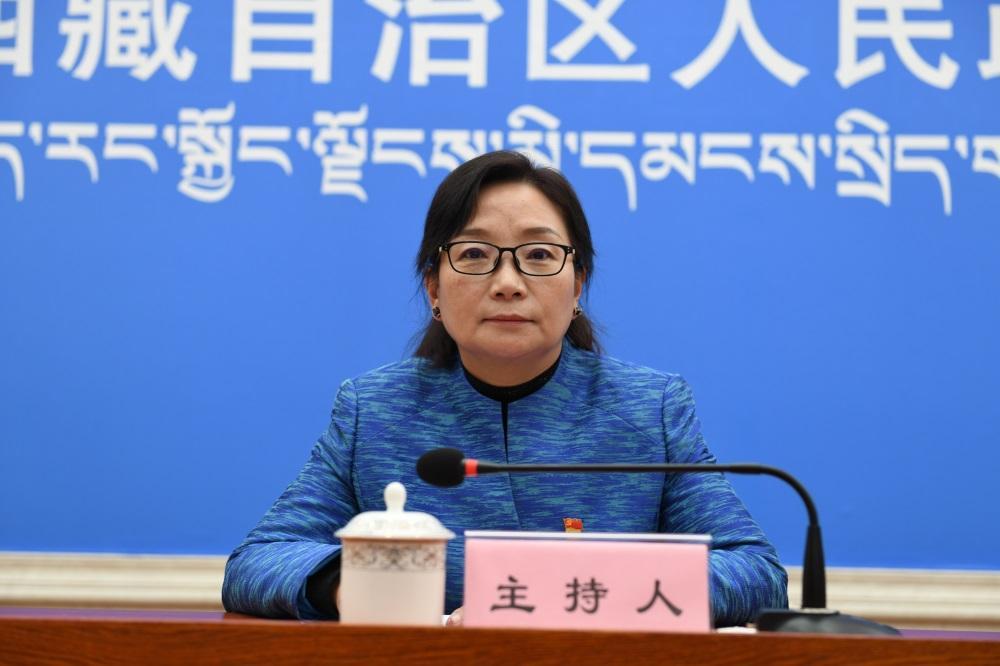 主持人 區(qū)黨委宣傳部副部長、政府新聞辦主任 德吉卓嘎.JPG