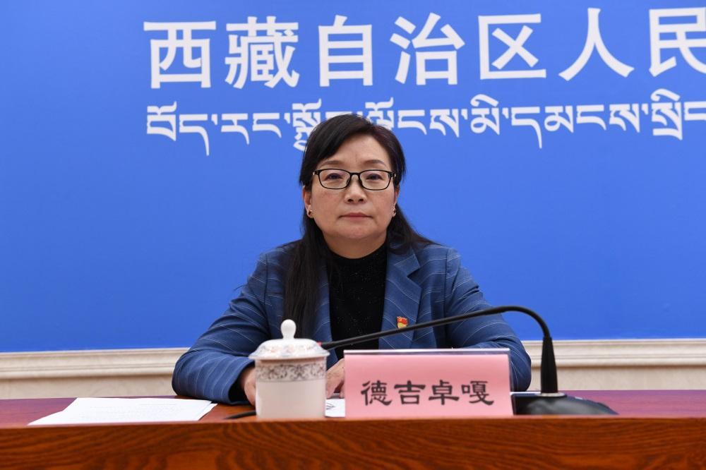 主持人 區(qū)黨委宣傳部副部長、區(qū)政府新聞辦主任 德吉卓嘎.JPG