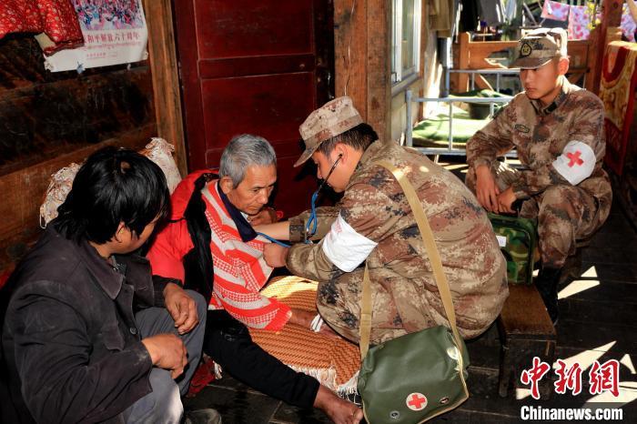 資料圖為墨脫邊防官兵為行動(dòng)不便的民眾免費(fèi)巡診。　馬軍供圖