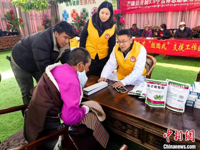 圖為特困人員集中供養(yǎng)服務(wù)中心義診?！〔济⒖悼h供圖