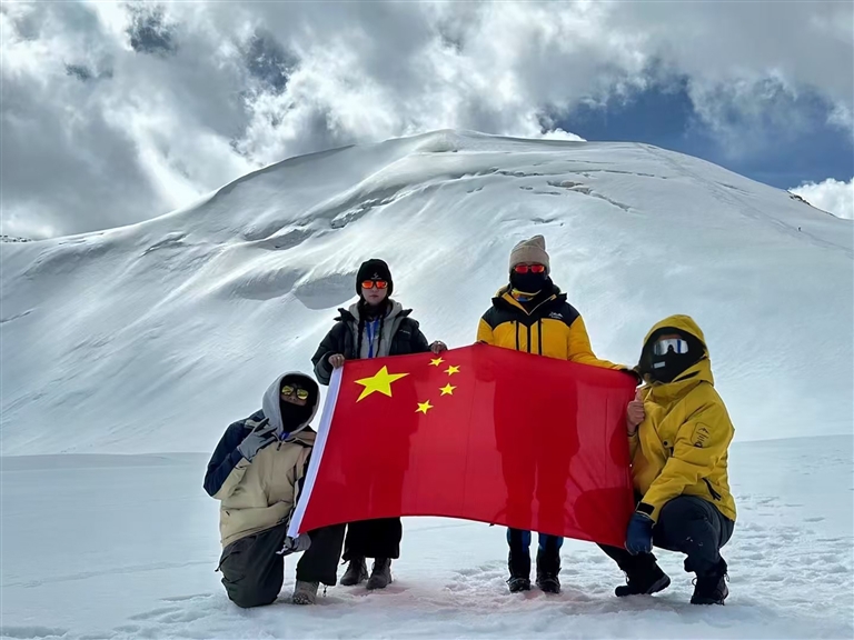我自見山！和我一起登頂?shù)乃麄? width=