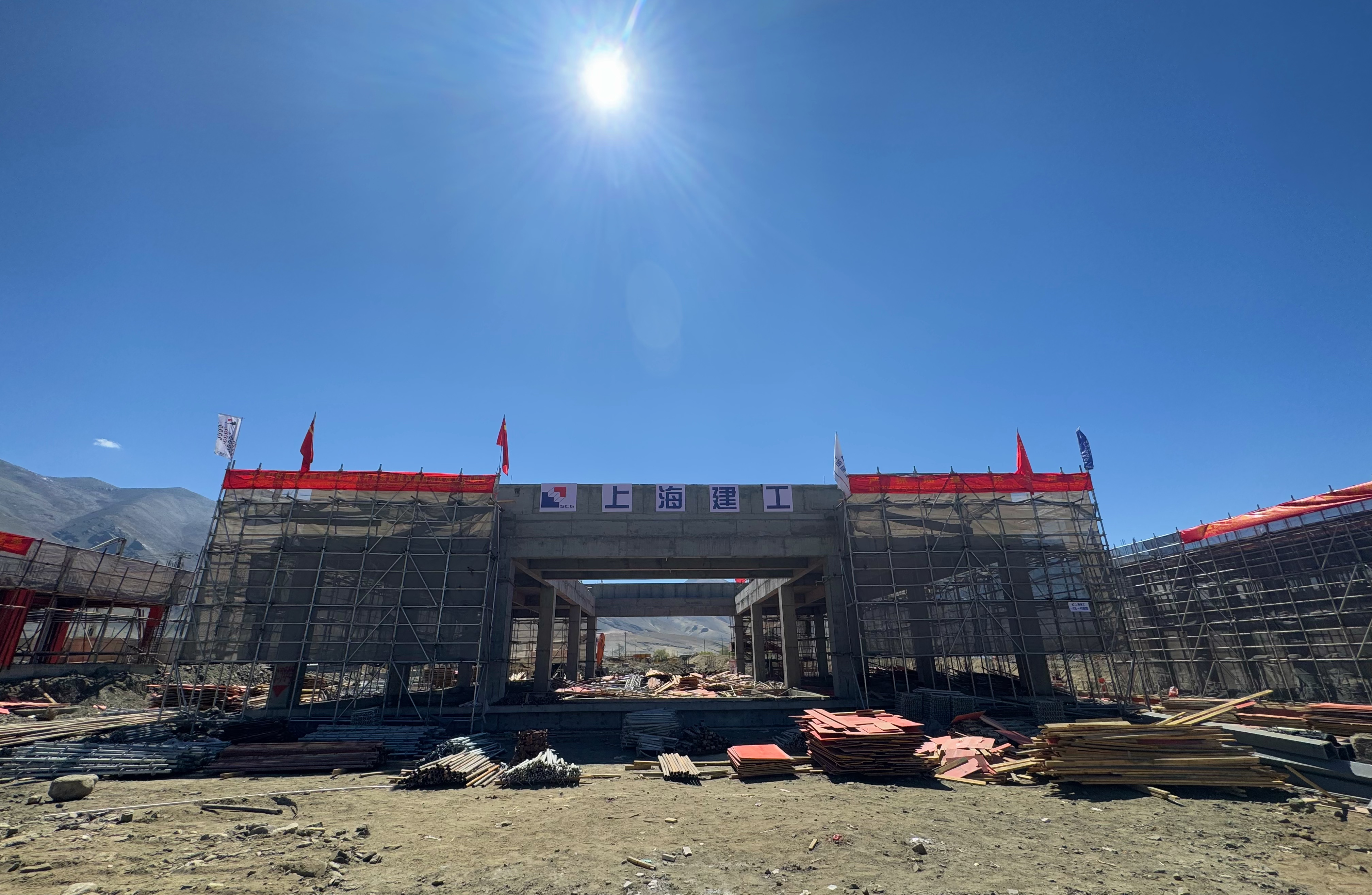 爭分奪秒重建家園！定日森嘎村8度設(shè)防新居(13269865)-20250523092129.jpg