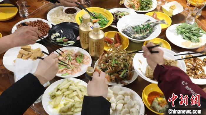 留玉環(huán)過年臺胞們的年夜飯。　張鶯鶯 攝