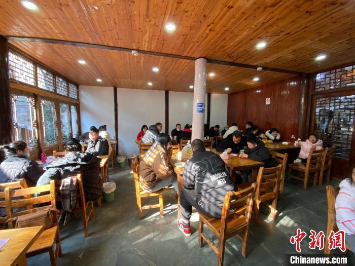 陳思遠的店內(nèi)座無虛席。　林波 攝