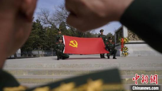 武警官兵重溫入黨誓詞?！「瘀H鵬 攝