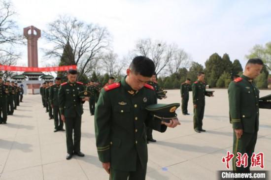 武警官兵脫帽默哀緬懷先烈?！「瘀H鵬 攝
